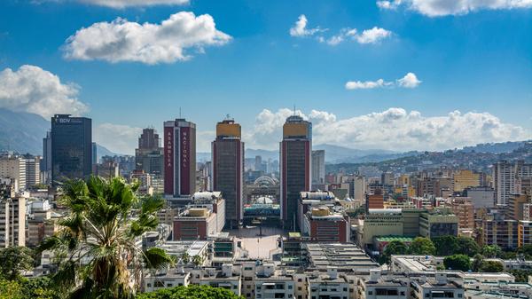 Mit 82,2 Punkten führt Caracas auch in diesem Jahr wieder die Liste der gefährlichsten Städte der Welt an. Bandenkriminalität, Drogendelikte und Raub stehen in der Hauptstadt Venezuelas an der Tagesordnung. Politische und wirtschaftliche Krisen haben die Situation zusätzlich verstärkt - immer wieder kommt es hier zu Protesten. Das Auswärtige Amt warnt: "Der landesweite Ausnahmezustand gilt bereits seit Mai 2016, der wirtschaftliche und medizinische Versorgungsnotstand besteht fort. Die weitere Entwicklung der Lage ist nicht absehbar. Die unter Sicherheit genannten Risiken, u.a. die Gewaltkriminalität, werden in weiten Teilen des Landes durch die aktuelle Krise und eine zunehmende Verarmung verstärkt."