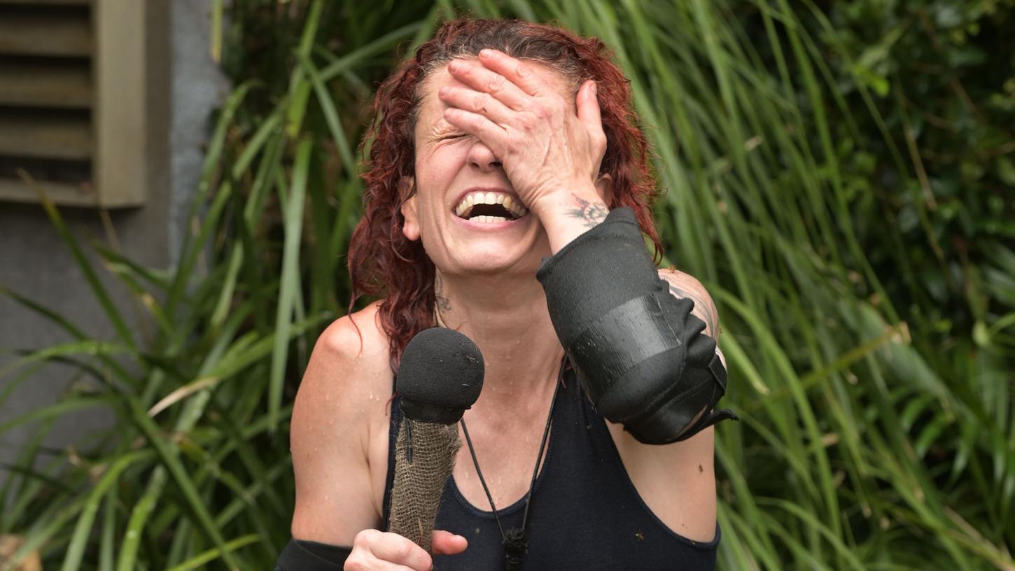 Glücklich über die schwere Prüfung: Lucy kann sich nach der "Reperatortur" vor Freude gar nicht beruhigen. Glücklich über die schwere Prüfung: Lucy kann sich nach der "Reperatortur" vor Freude gar nicht beruhigen.