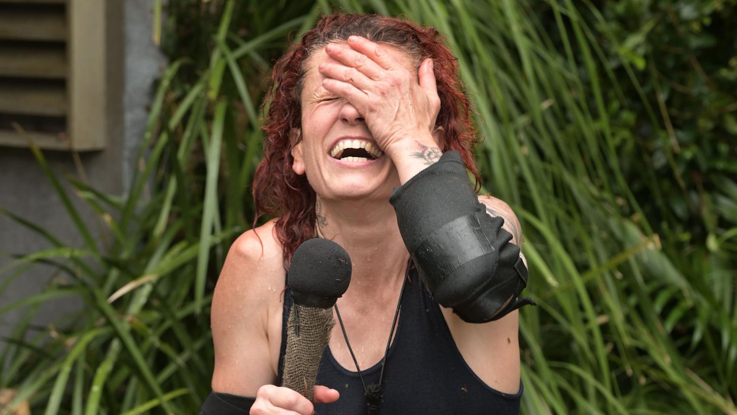 Glücklich über die schwere Prüfung: Lucy kann sich nach der "Reperatortur" vor Freude gar nicht beruhigen.