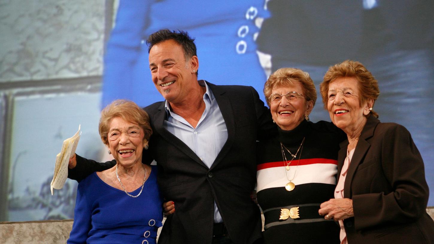Bruce Springsteen mit seiner Tante Dora Kirby (l-r), seiner Mutter Adele Springsteen und seiner Tante Ida Urbelis.. Bruce Springsteen mit seiner Tante Dora Kirby (l-r), seiner Mutter Adele Springsteen und seiner Tante Ida Urbelis..