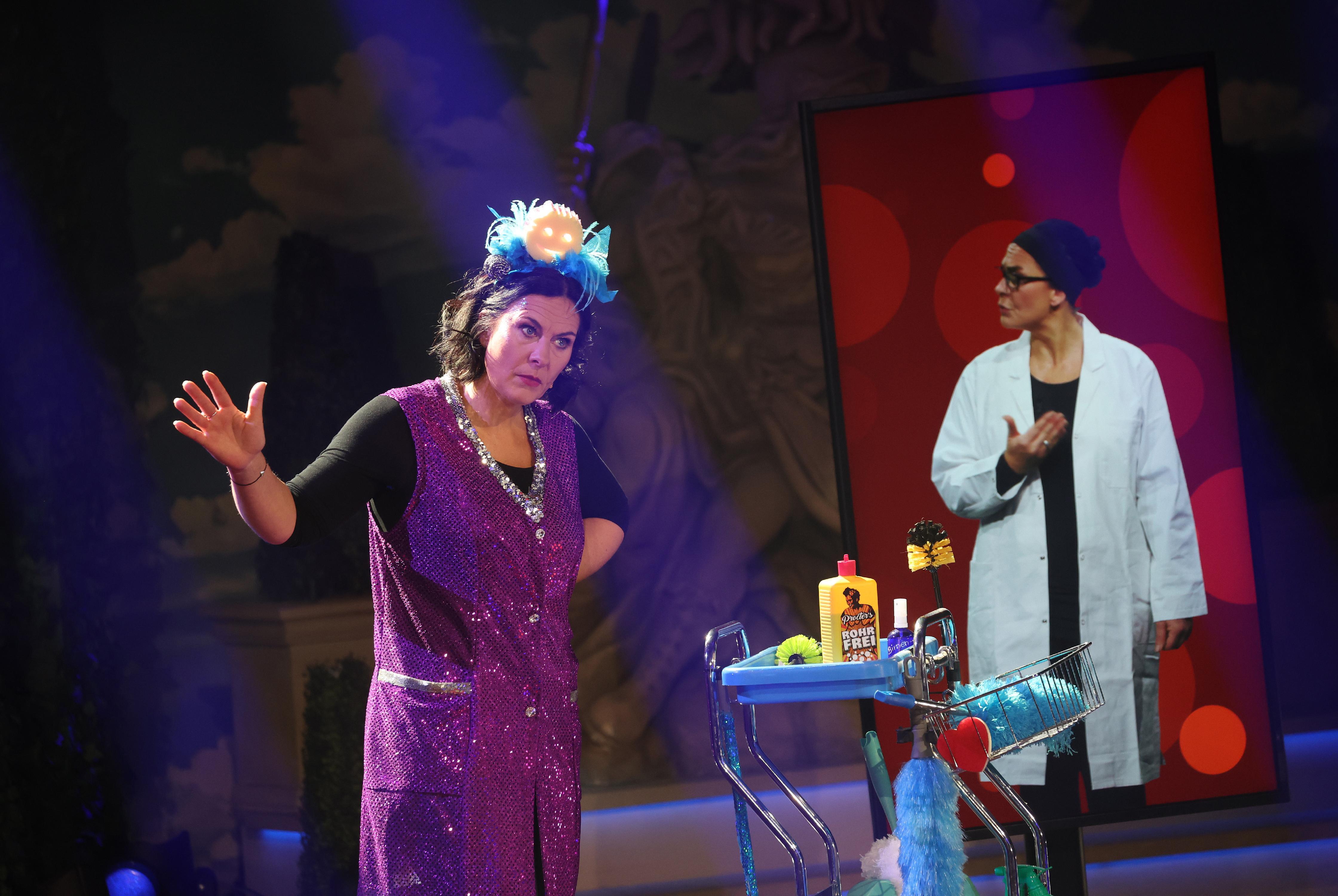 Ines Procter als Putzfrau bei der Generalprobe von "Fastnacht in Franken" auf der Bühne.
