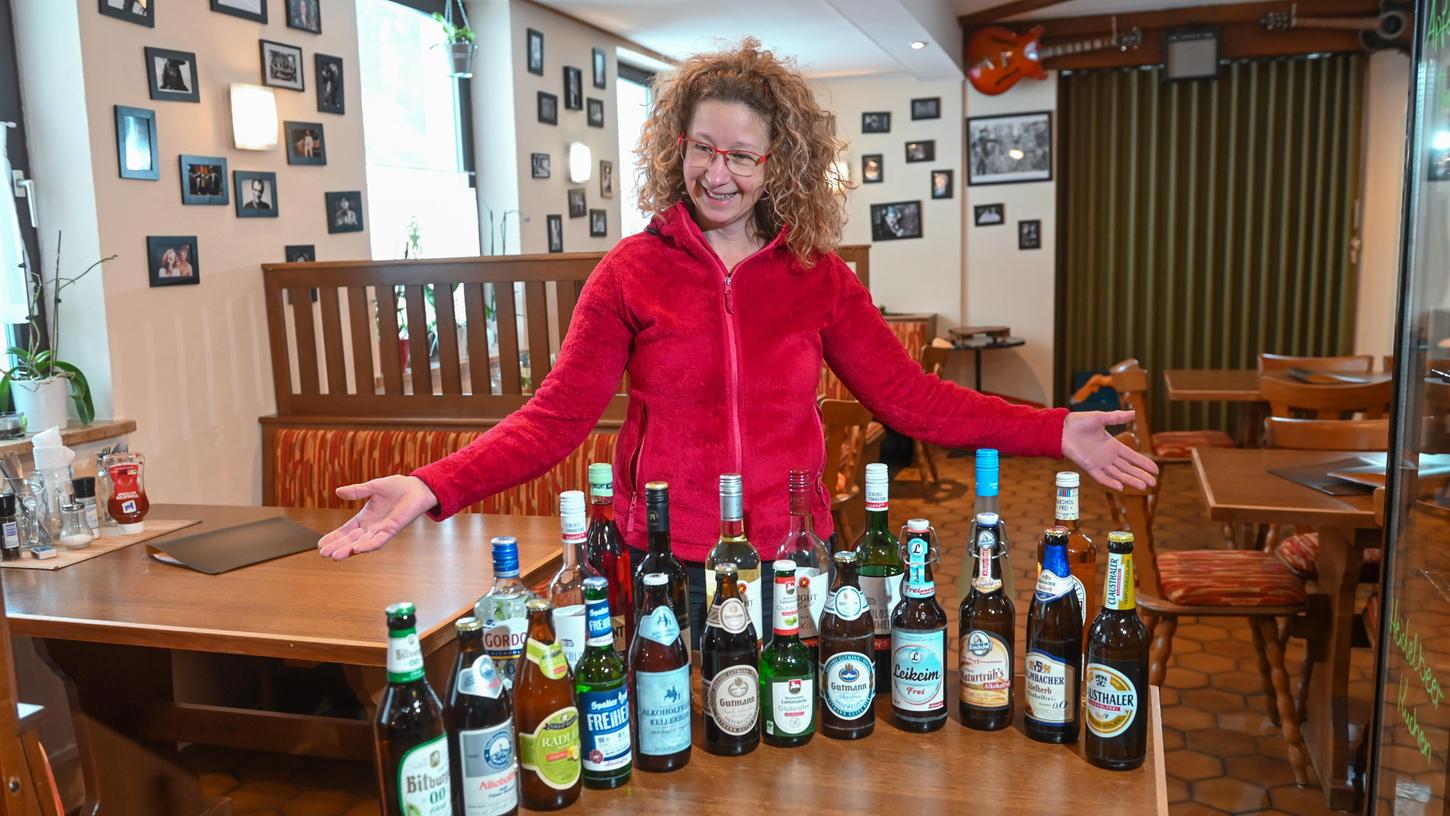 Wirtin Kerstin Gößl mit einer großen Auswahl akoholfreier Getränke im Gasthof Sägemühle. 