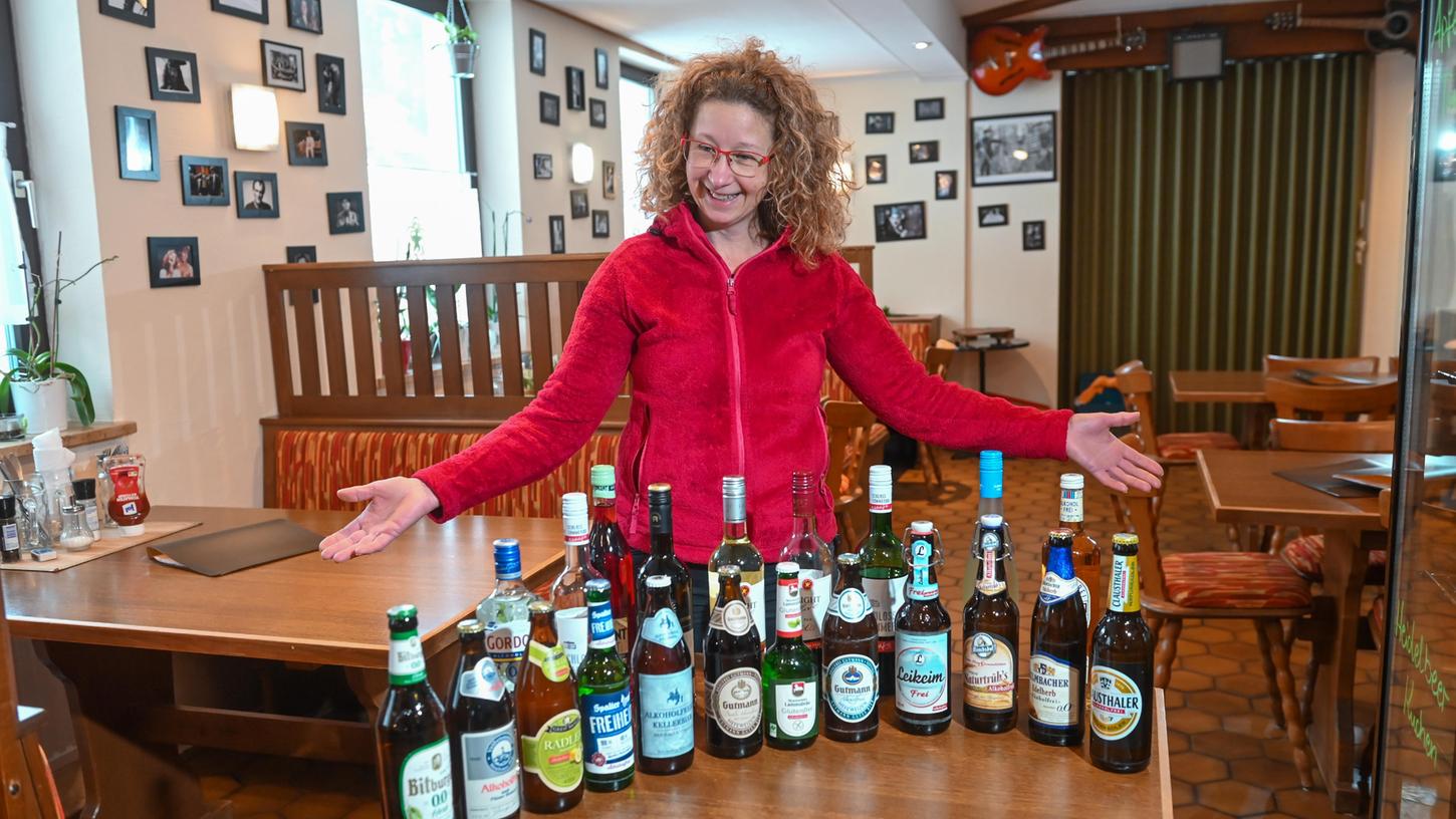 Wirtin Kerstin Gößl mit einer großen Auswahl akoholfreier Getränke im Gasthof Sägemühle. Wirtin Kerstin Gößl mit einer großen Auswahl akoholfreier Getränke im Gasthof Sägemühle.