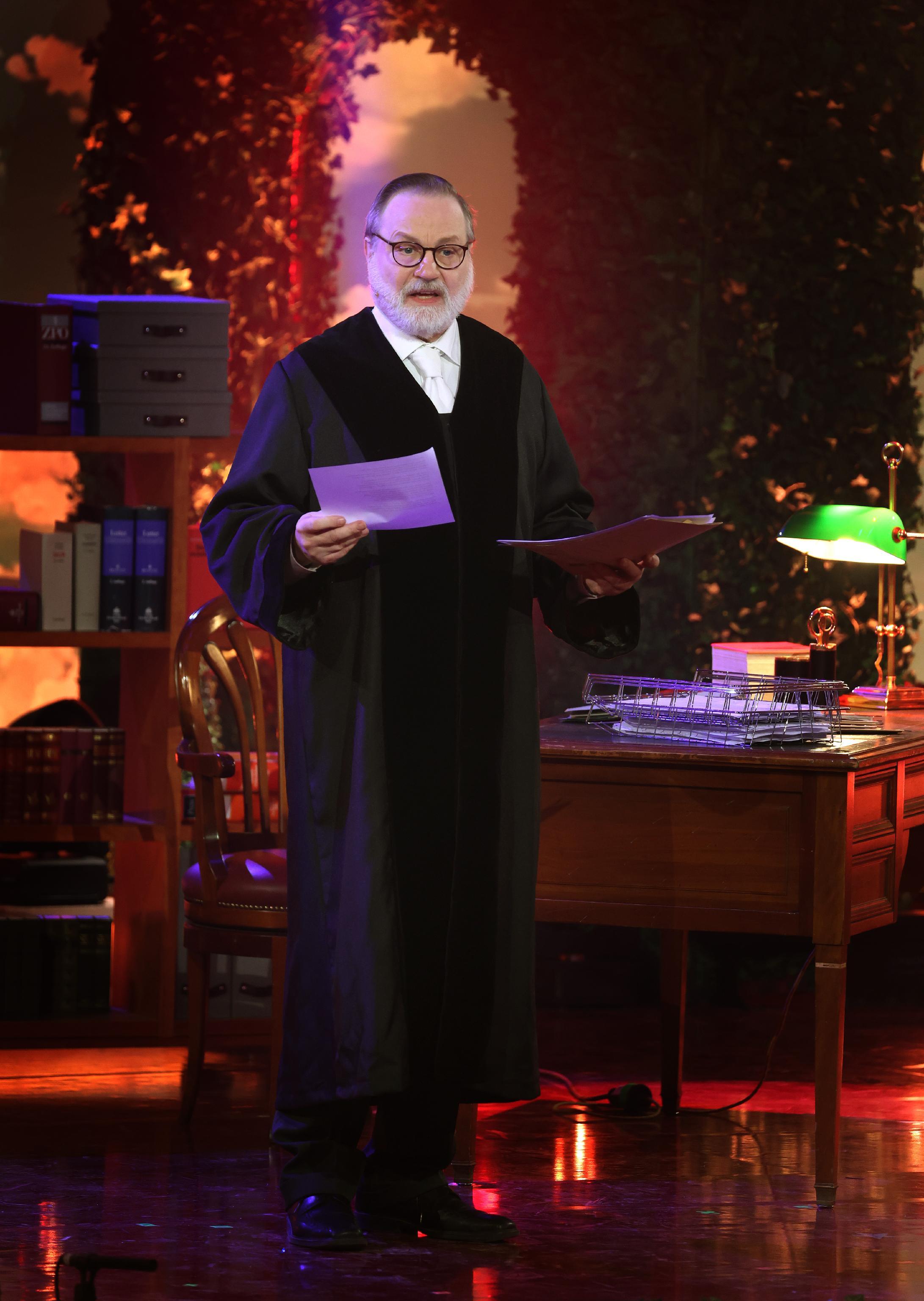 Peter Kuhn als Richter bei der Generalprobe von "Fastnacht in Franken" auf der Bühne. 