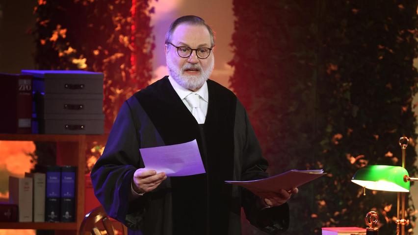Peter Kuhn als Richter bei der Generalprobe von "Fastnacht in Franken" auf der Bühne. 