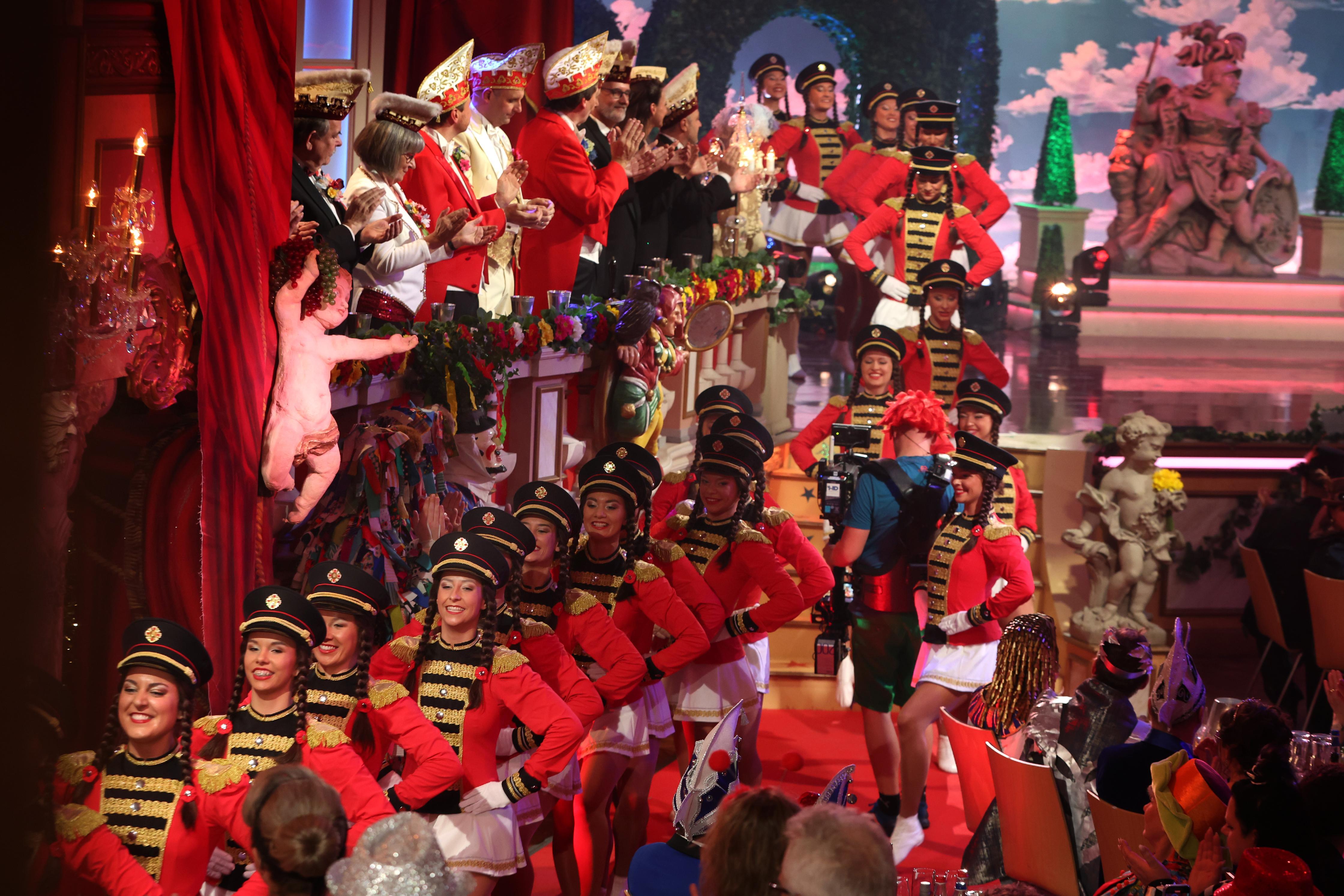 Die Besenbindergarde, wie sie bei der Generalprobe von "Fastnacht in Franken" den Saal verlässt. 