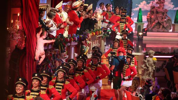 Die Besenbindergarde, wie sie bei der Generalprobe von "Fastnacht in Franken" den Saal verlässt.