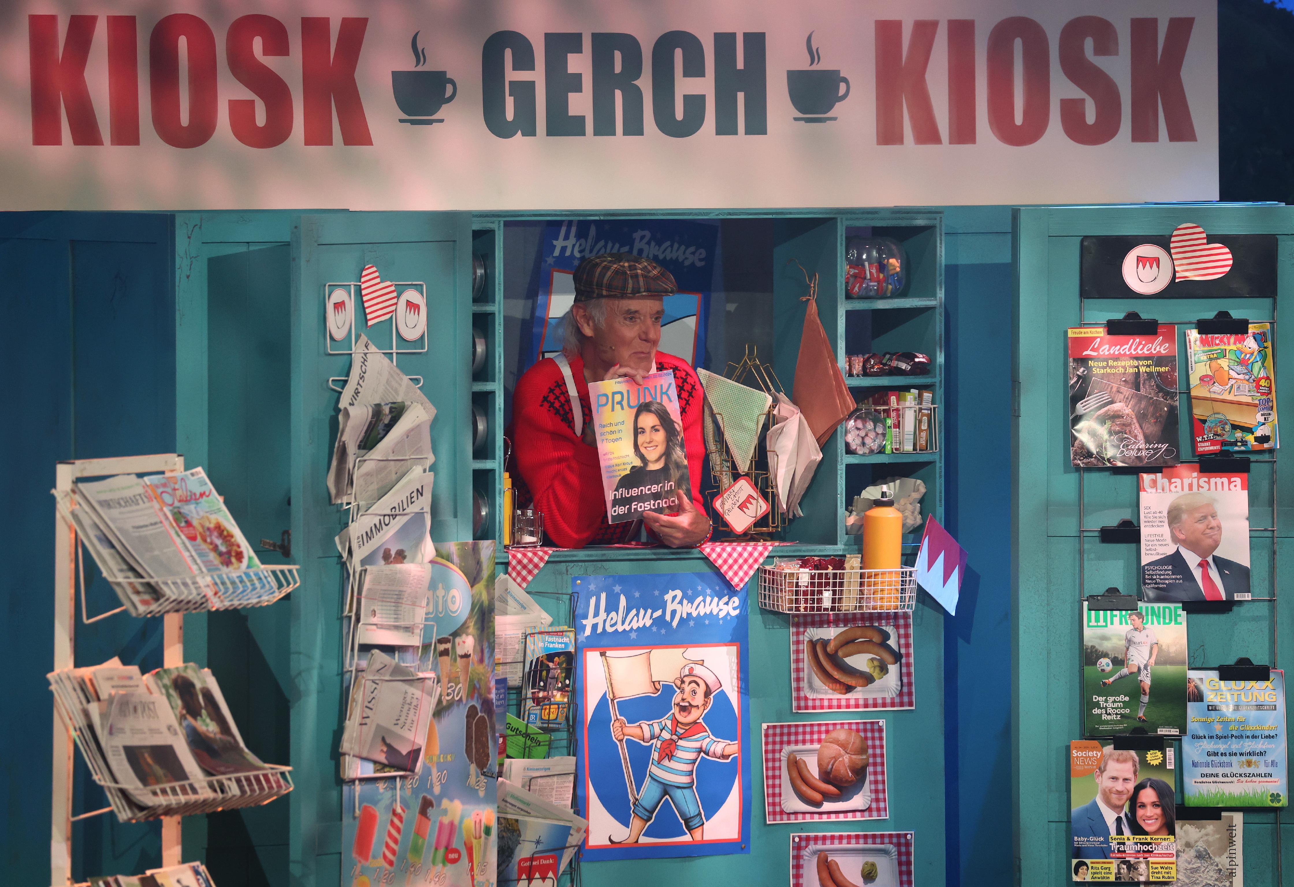 Klaus Karl-Kraus als Kioskbesitzer bei der Generalprobe von "Fastnacht in Franken" auf der Bühne. 