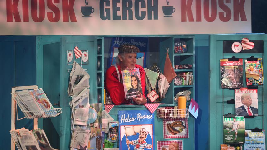 Klaus Karl-Kraus als Kioskbesitzer bei der Generalprobe von "Fastnacht in Franken" auf der Bühne. 