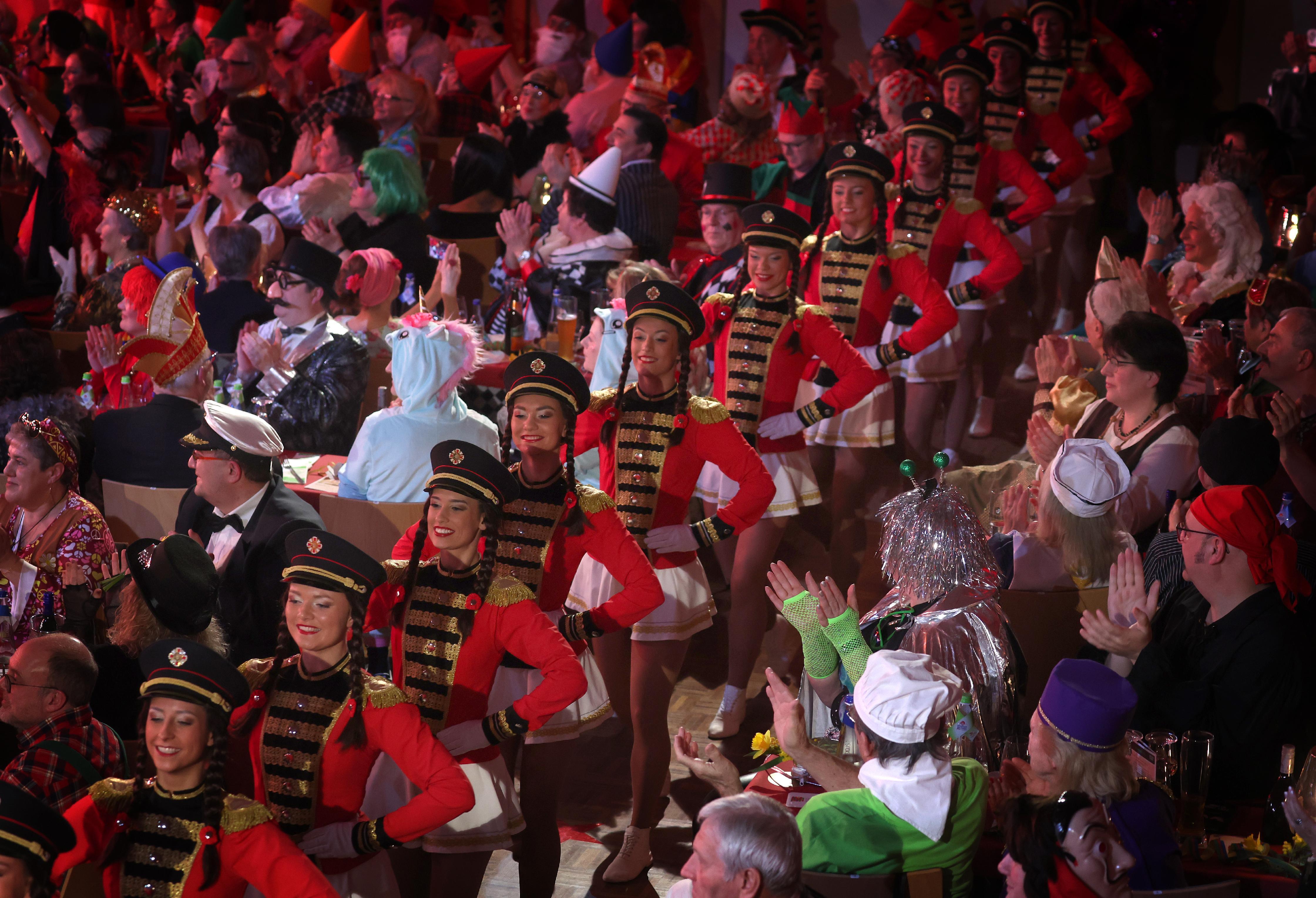 Gardemädchen laufen bei der Generalprobe von "Fastnacht in Franken" durch den Saal. 