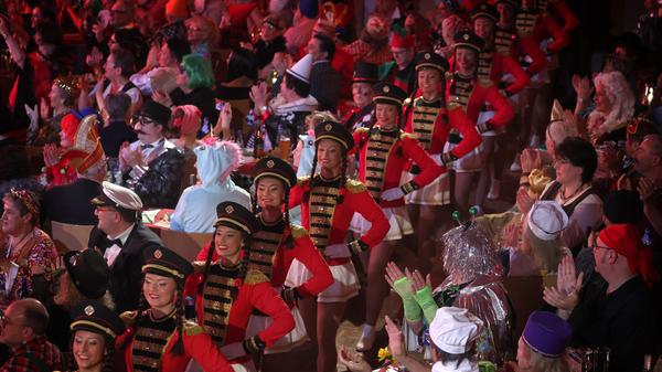 Gardemädchen laufen bei der Generalprobe von "Fastnacht in Franken" durch den Saal.
