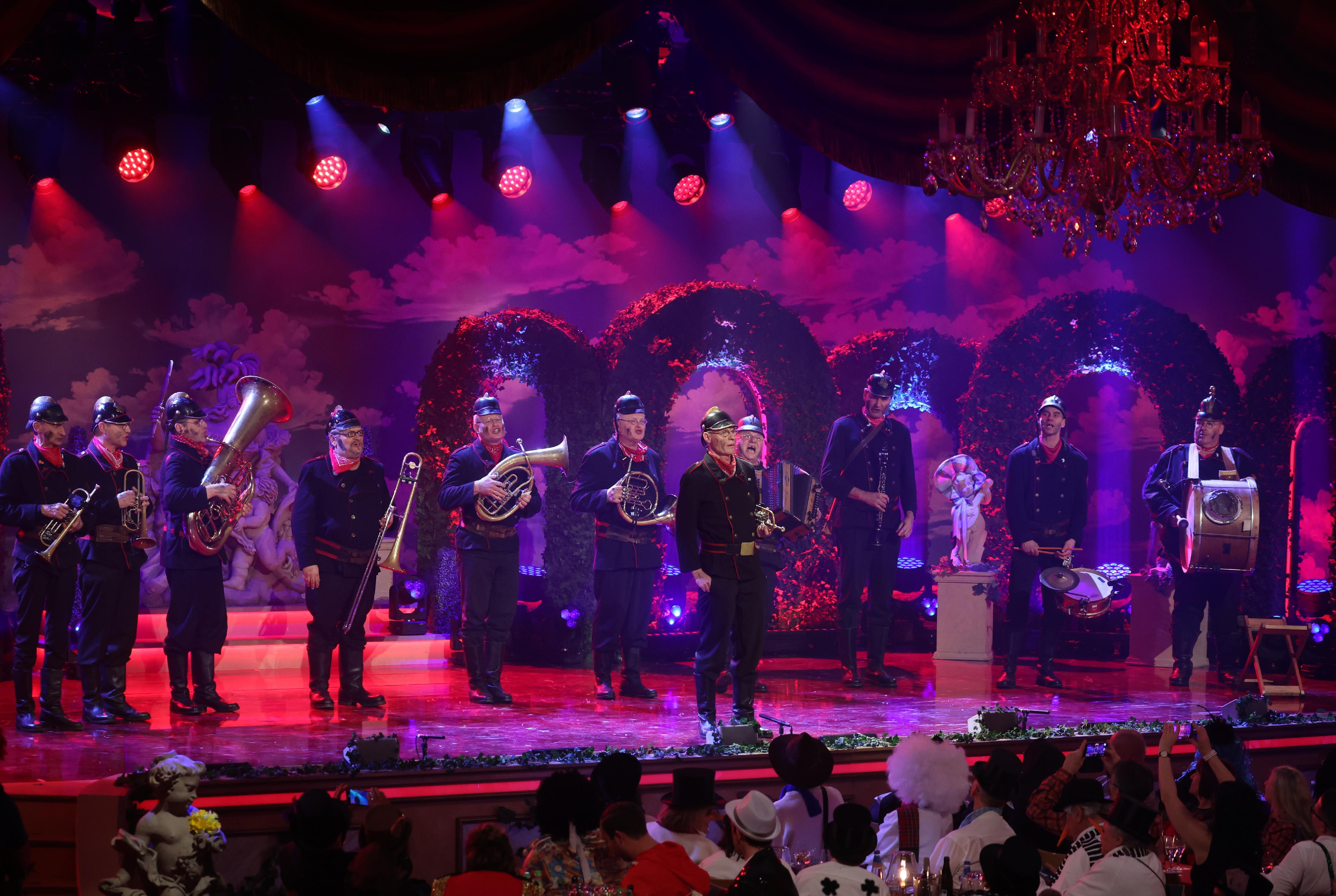 Die Altneihauser Feierwehrkapell`n steht bei der Generalprobe von "Fastnacht in Franken" auf der Bühne.