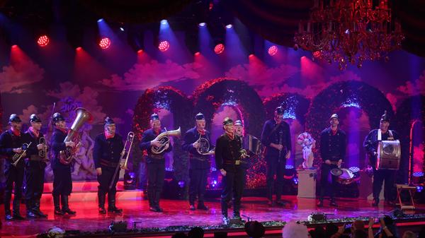 Die Altneihauser Feierwehrkapell`n steht bei der Generalprobe von "Fastnacht in Franken" auf der Bühne.