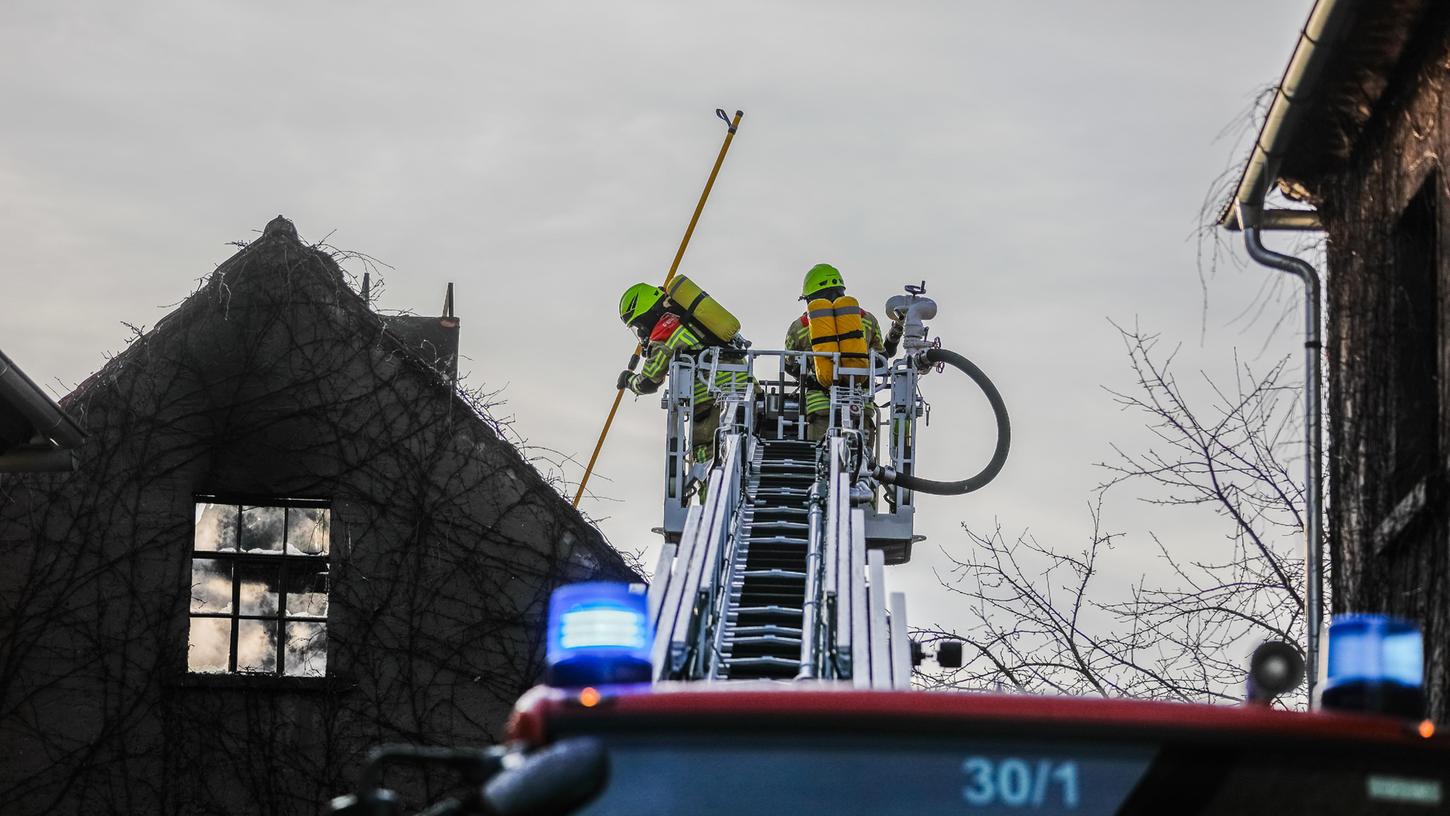 Am Freitagnachmittag kam es in Diespeck (Lkr. Neustadt an der Aisch-Bad Windsheim) zu einem Scheunenbrand. Das Dach des Gebäudes in der Ortsmitte ist völlig zerstört.