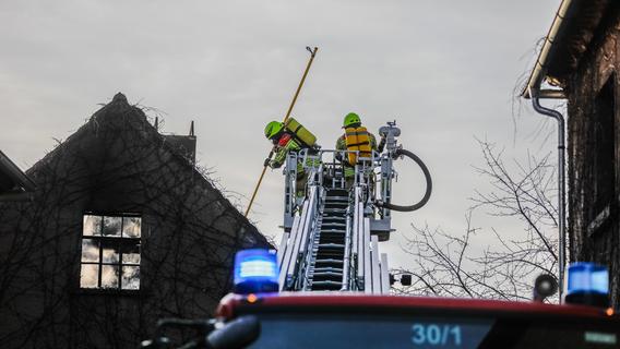 Gebäude in Mittelfranken komplett ausgebrannt - Polizei nimmt Verdächtigen fest