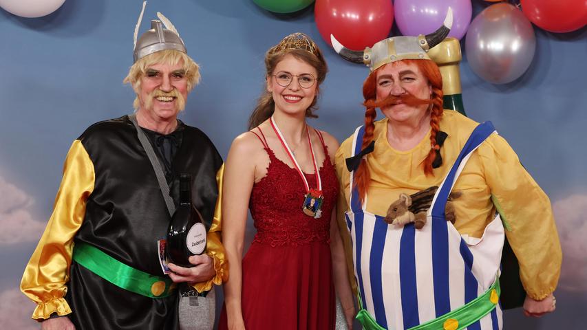 Artur Steinmann, fränkischer Weinbaupräsident, Eva Brockmann, Weinkönigin, und Hermann Schmitt, Geschäftsführer des Weinbauverbands, sind nach der bekannten Comic-Vorlage "Asterix und Obelix" dabei.