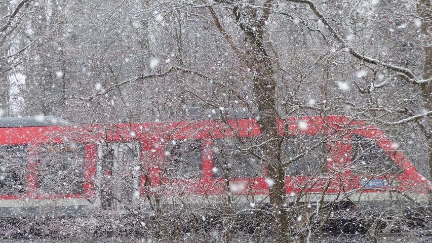 Von tanzenden Schneeflocken begleitet, fährt ein Regionalzug nach Neuhaus an der Pegnitz. Mehr Leserfotos finden Sie hier