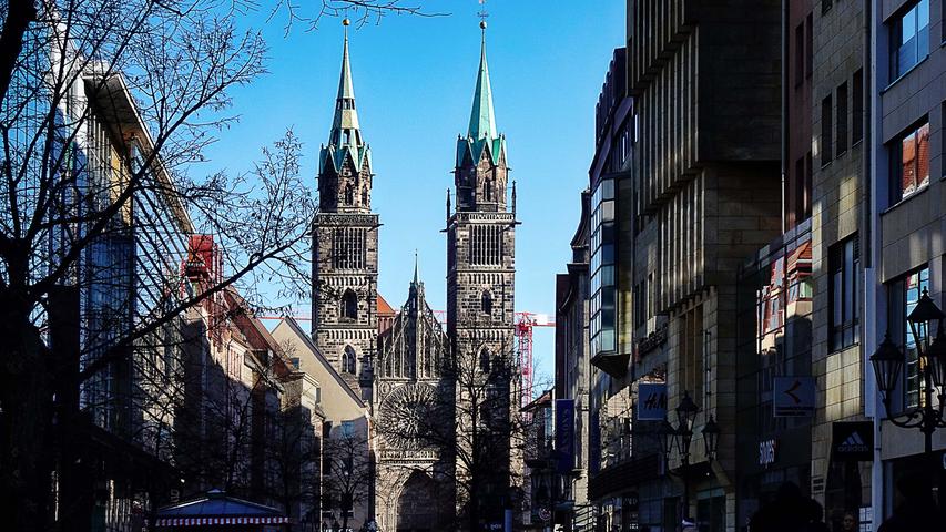 Von der Sonne hell beleuchtet, tritt die Lorenzkirche majestätisch aus dem Schatten der Karolinenstraße. Mehr Leserfotos finden Sie hier
