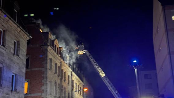 Vier Erwachsene und fünf Kinder im Krankenhaus: Wohnung brennt in Nürnberg vollständig aus