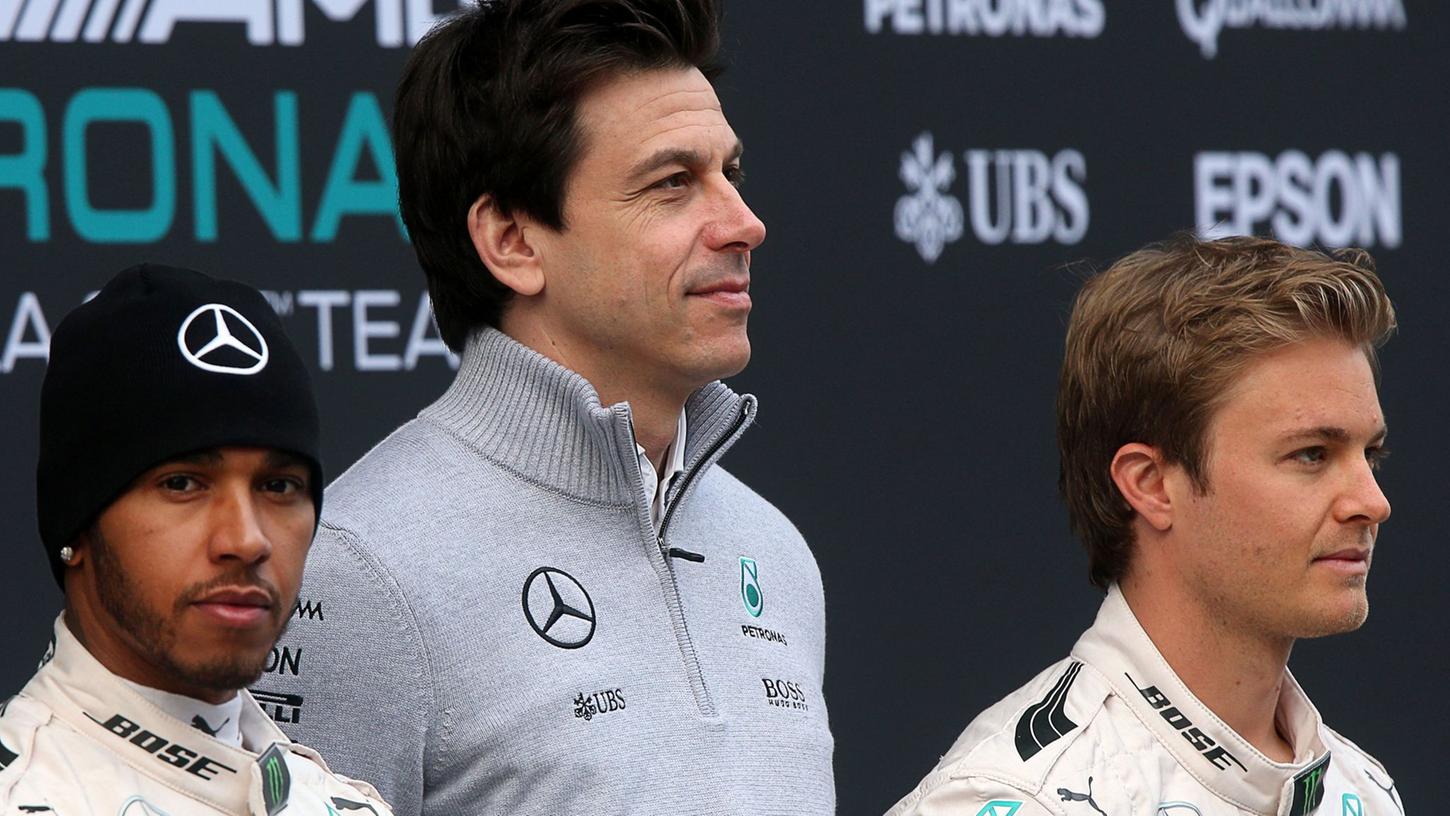 Der deutsche Formel-1-Pilot Nico Rosberg (R) und der britische Formel-1-Pilot Lewis Hamilton (L) vom Mercedes AMG Petronas Team sowie der österreichische Mercedes-Motorsportchef Toto Wolff.