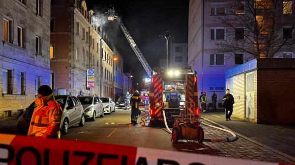 Neun Verletzte bei Brand in Mehrfamilienhaus in Nürnberg