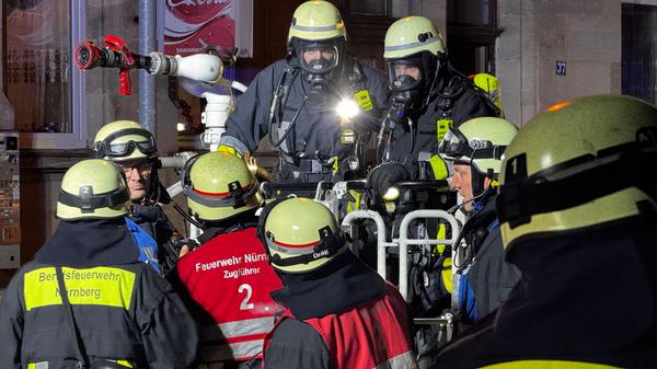 Glück für Bewohner: Vollbrand in Dachgeschosswohnung in Nürnberg St. Leonhard endet glimpflich