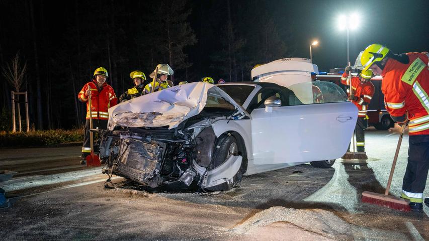 Der Fahrer es Audi wurde ins Krankenhaus transportiert werden.