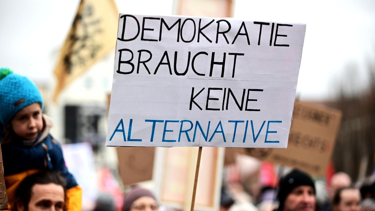 "Nie wieder ist jetzt! DemokratInnen gegen rechte Brandstifter": Die Allianz gegen Rechtsextremismus rief am Samstag zur Demo auf dem Kornmarkt auf.