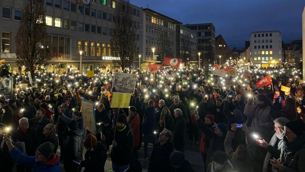 Über 25.000 Menschen sammelten sich auf dem Nürnberger Kornmarkt. Gegen Ende rief die Band Adayna die Teilnehmer dazu auf, ihre Taschenlampen und Handys einzuschalten.