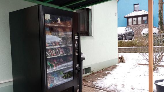 "Die Schüler sind ganz wild darauf": Snack-Automat gegenüber der Langenzenner Schule sorgt für Ärger