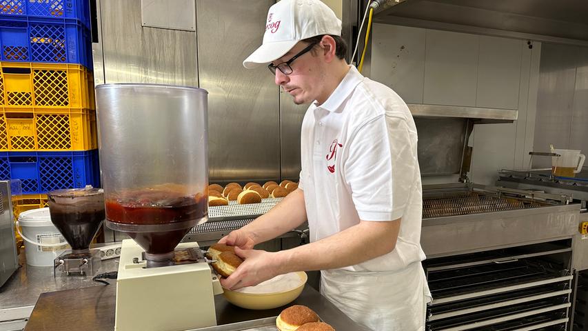 Zur fünften Jahreszeit: Fränkische Traditionsbäckerei gewährt Einblicke ins Krapfen-Business