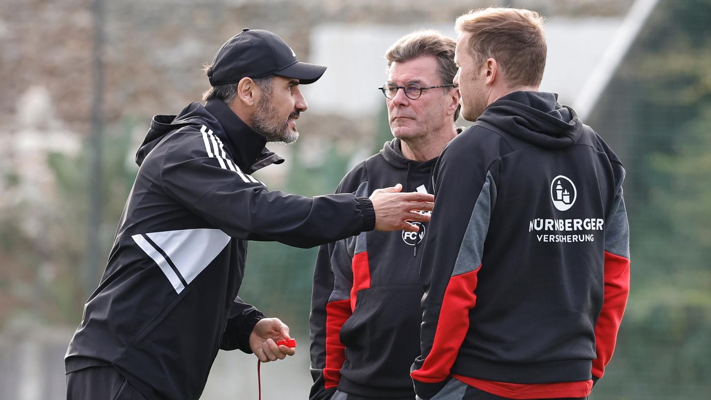 Wird da schon die Mannschaft für die kommende Saison geplant? Cristian Fiél, Dieter Hecking und Olaf Rebbe im Gespräch während des Trainingslagers.
