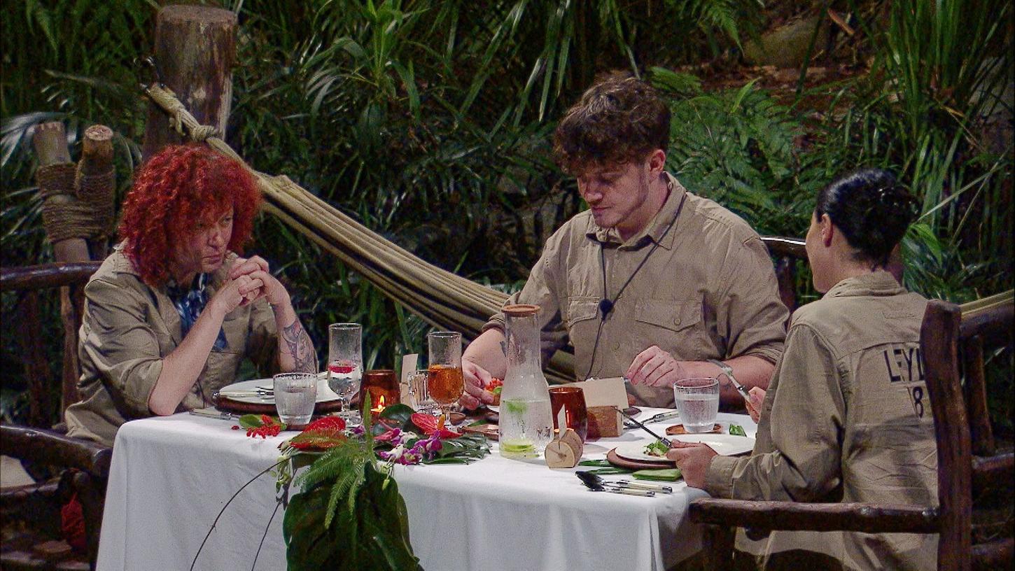 Das letzte Abendmahl: Lucy, Tim und Leyla lassen sich ihr erspieltes Essen schmecken. Diesmal gibt es sogar Salz und Pfeffer! Das letzte Abendmahl: Lucy, Tim und Leyla lassen sich ihr erspieltes Essen schmecken. Diesmal gibt es sogar Salz und Pfeffer!