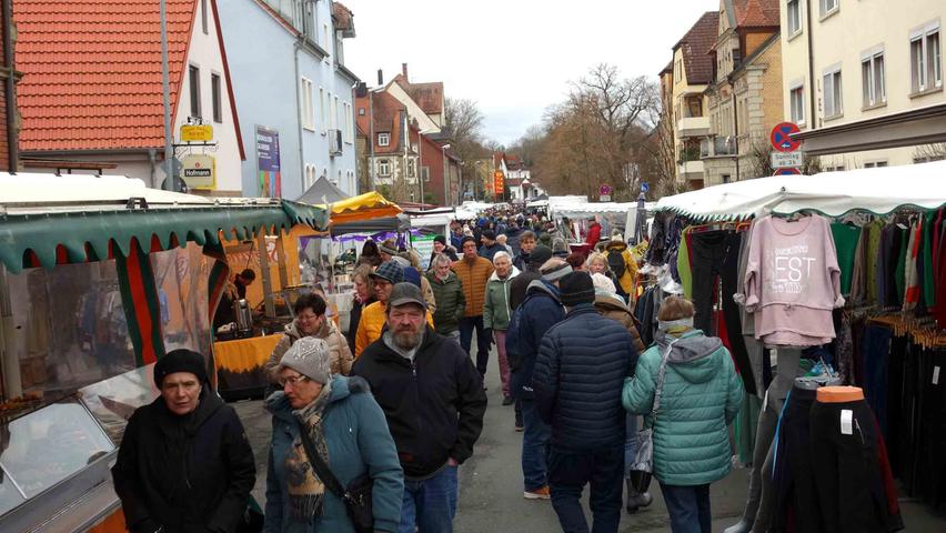 Nicht der gewöhnte Ansturm, aber bei unangenehm kalten Windböen recht gut besucht: Der erste Jahrmarkt des Jahres, der Lichtmessmarkt eröffnete den Event-Reigen in Neustadt/Aisch.