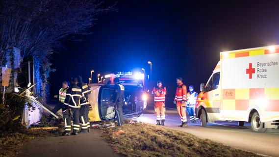 Fahrerin im Glück, der Wagen ein Totalschaden: Auto überschlägt sich im Landkreis Fürth