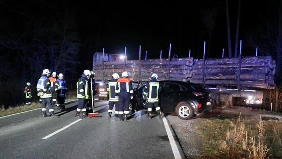 Holzlaster kollidiert mit Pkw: Eine Person nach Unfall in Franken verletzt