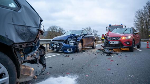 Schwerer Unfall in der Oberpfalz: Vier Personen verletzt - Sperrung sorgt für Stau