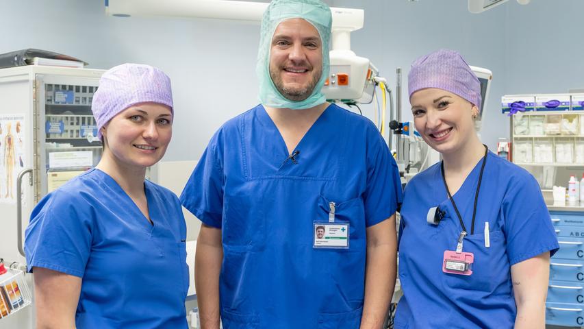 Die Operationstechnischen Assistentinnen Madlen Söllner (r.) und Yulia Buyanova (l.) begleiteten Ralf Herrmann bei seinem Tag im OP. 