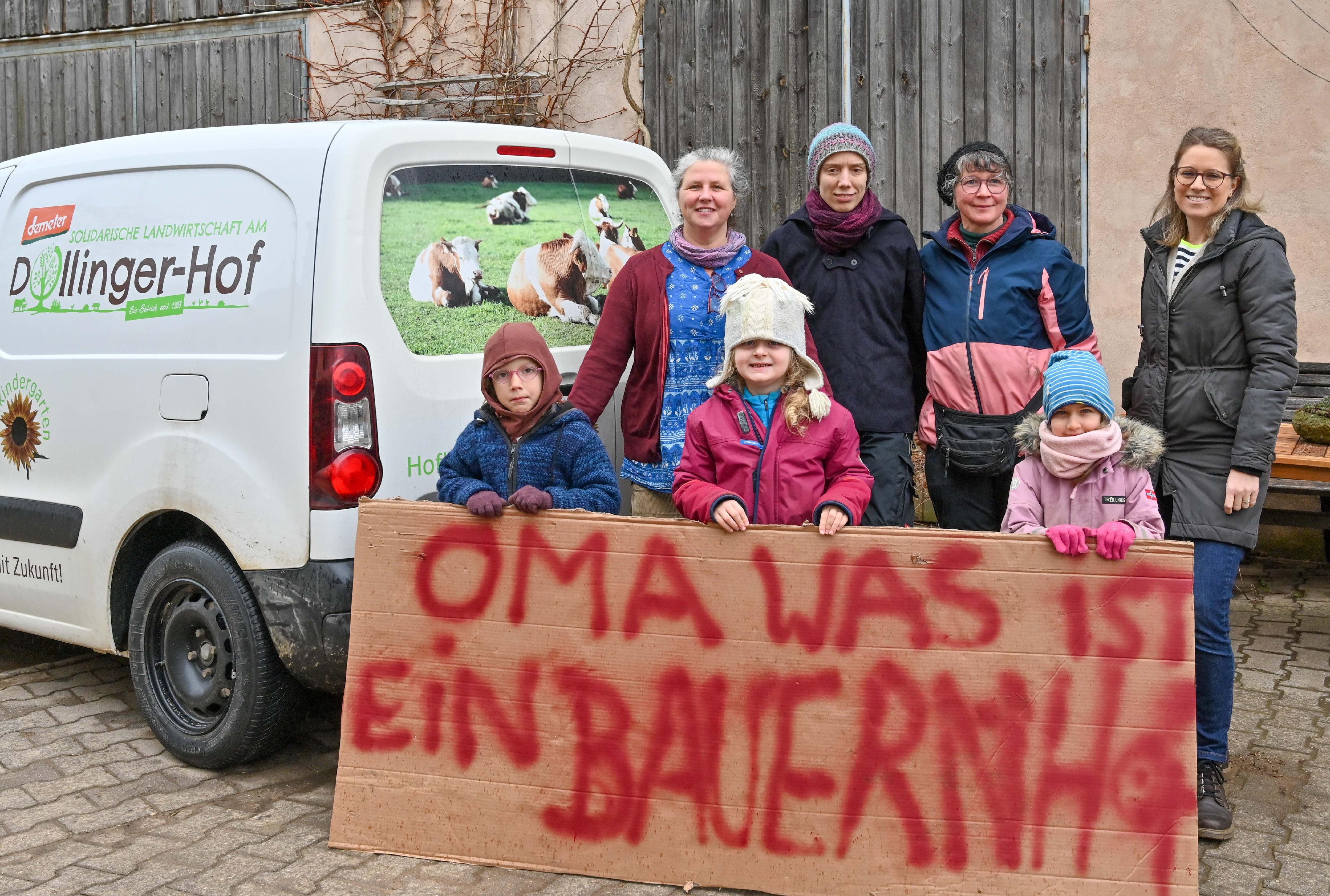 Die erwachsenen Personen v.l.n.r. Bio-Bäuerin Claudia Dollinger-Höps, Kindergarten-Mama und Ernteteilende Caro Wegner, Erzieherin und Ernteteilende Ulrike Schleehahn, Ernteteilende Steffi Lorenz