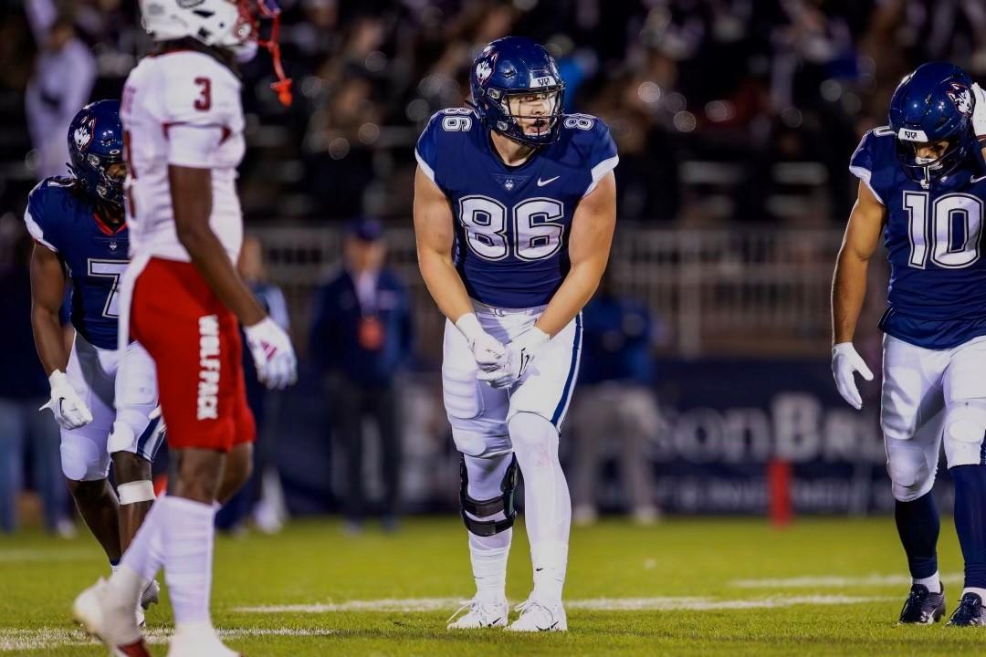 "Ich tippe auf die Kansas City Chiefs, obwohl ich glaube, dass die 49ers einen besseren Roster haben als die Chiefs.  Aber, solange Andy Reid und Patrick Mahomes bei den Chiefs sind, werde ich nicht gegen sie tippen. Außerdem ist die Defense der Chiefs mit Coach Spagnuolo eine der besten der Liga."