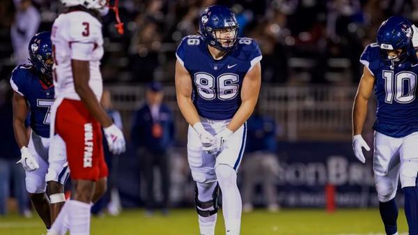 "Ich tippe auf die Kansas City Chiefs, obwohl ich glaube, dass die 49ers einen besseren Roster haben als die Chiefs. Aber, solange Andy Reid und Patrick Mahomes bei den Chiefs sind, werde ich nicht gegen sie tippen. Außerdem ist die Defense der Chiefs mit Coach Spagnuolo eine der besten der Liga."