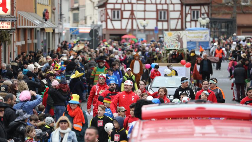 In Forchheim schwingen die Närrischen Siedler das Zepter und richten am Sonntag den traditionellen Partyzug durch die Innenstadt aus. Start: 13.30 Uhr.