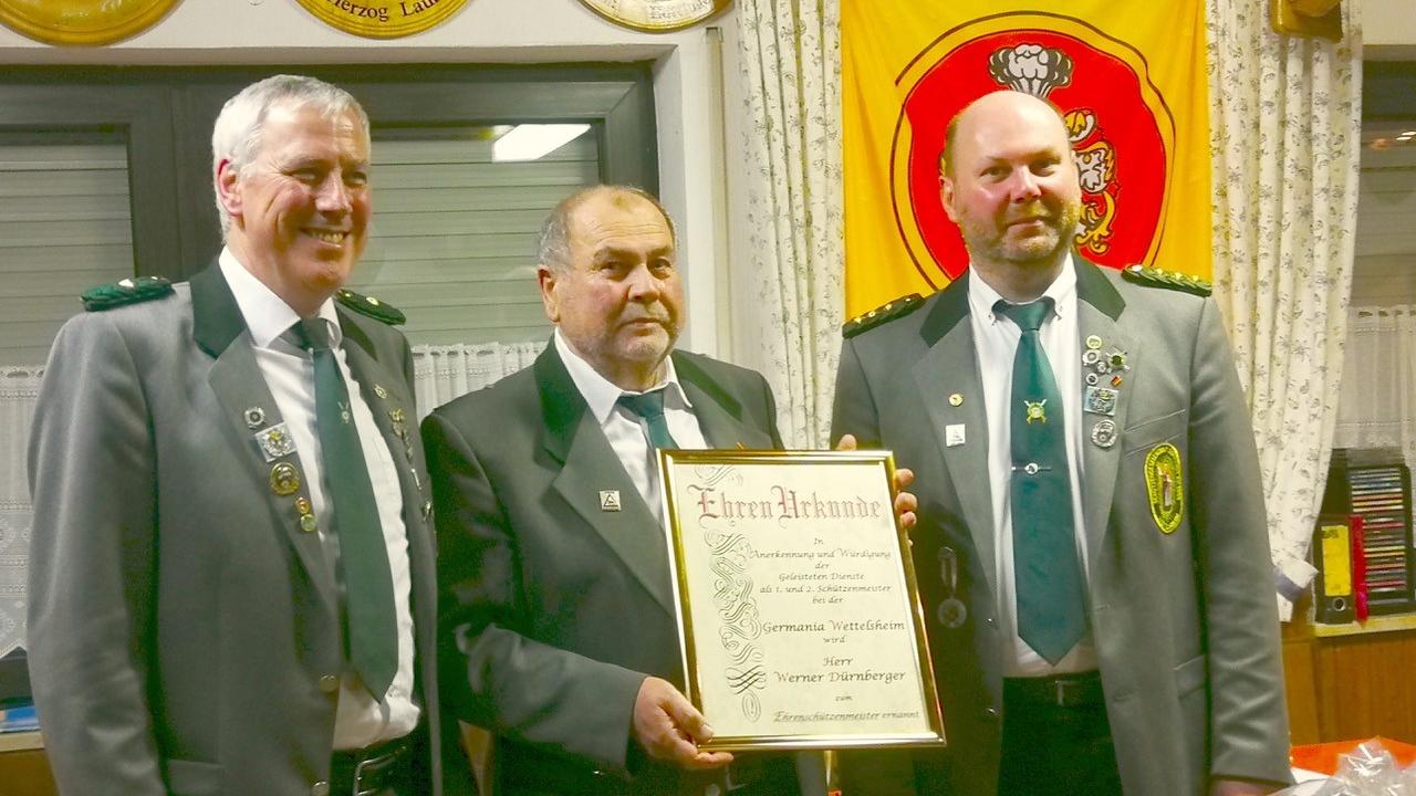 Das Bild zeigt von links 1. Schriftführer Rainer Lechner, Ehrenschützenmeister Werner Dürnberger und 1. Schützenmeister Markus Dürnberger. 