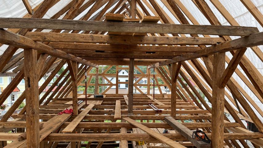Der Dachstuhl wird auch mit alten Balken wieder aufgebaut.