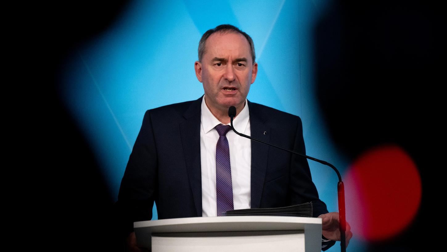 Hubert Aiwanger ist nicht mehr im Senat der Max-Planck-Gesellschaft, weil er bei den Sitzungen nicht erschien (Symbolbild). Hubert Aiwanger ist nicht mehr im Senat der Max-Planck-Gesellschaft, weil er bei den Sitzungen nicht erschien (Symbolbild).