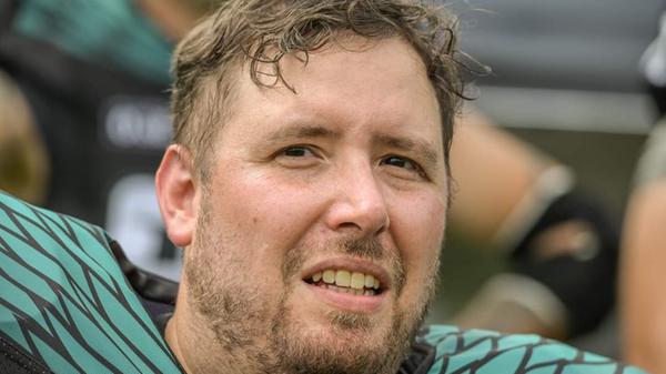 "Die Chiefs sind absoluter Favorit. An Mahomes führt kein Weg vorbei. Insgeheim hoffe ich aber auf die 49ers, sie standen in den letzten Jahren immer kurz davor, haben es dann aber leider nie zu Ende gebracht. Jeder weiß, dass der Super Bowl seine eigenen Gesetze schreibt. Und dieses Jahr wird es Purdy machen: 23:20 für die 49ers."