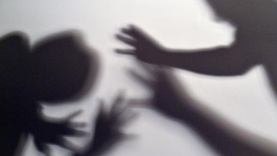 Abhängigkeit, Angst und Scham: Wo und wie Opfer häuslicher Gewalt in Neumarkt Hilfe finden