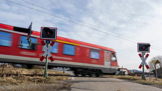 Mann übersieht Zug - Unfall an unbeschranktem Bahnübergang in Oberfranken