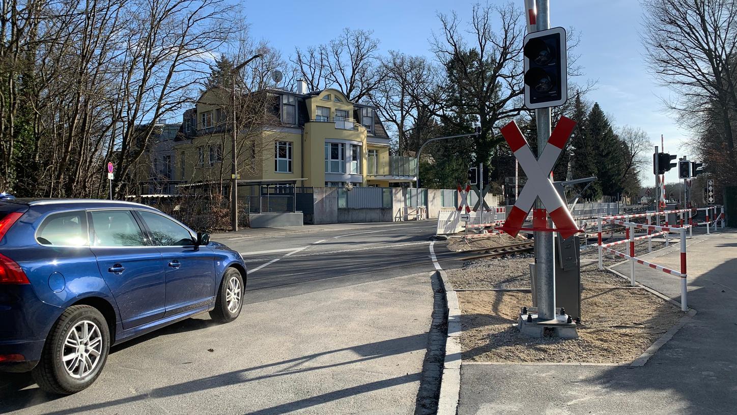 Erst vor kurzem hieß es hier: Freie Fahrt! Jetzt muss der Bahnübergang Parkstraße in Fürth-Dambach erneut gesperrt werden.