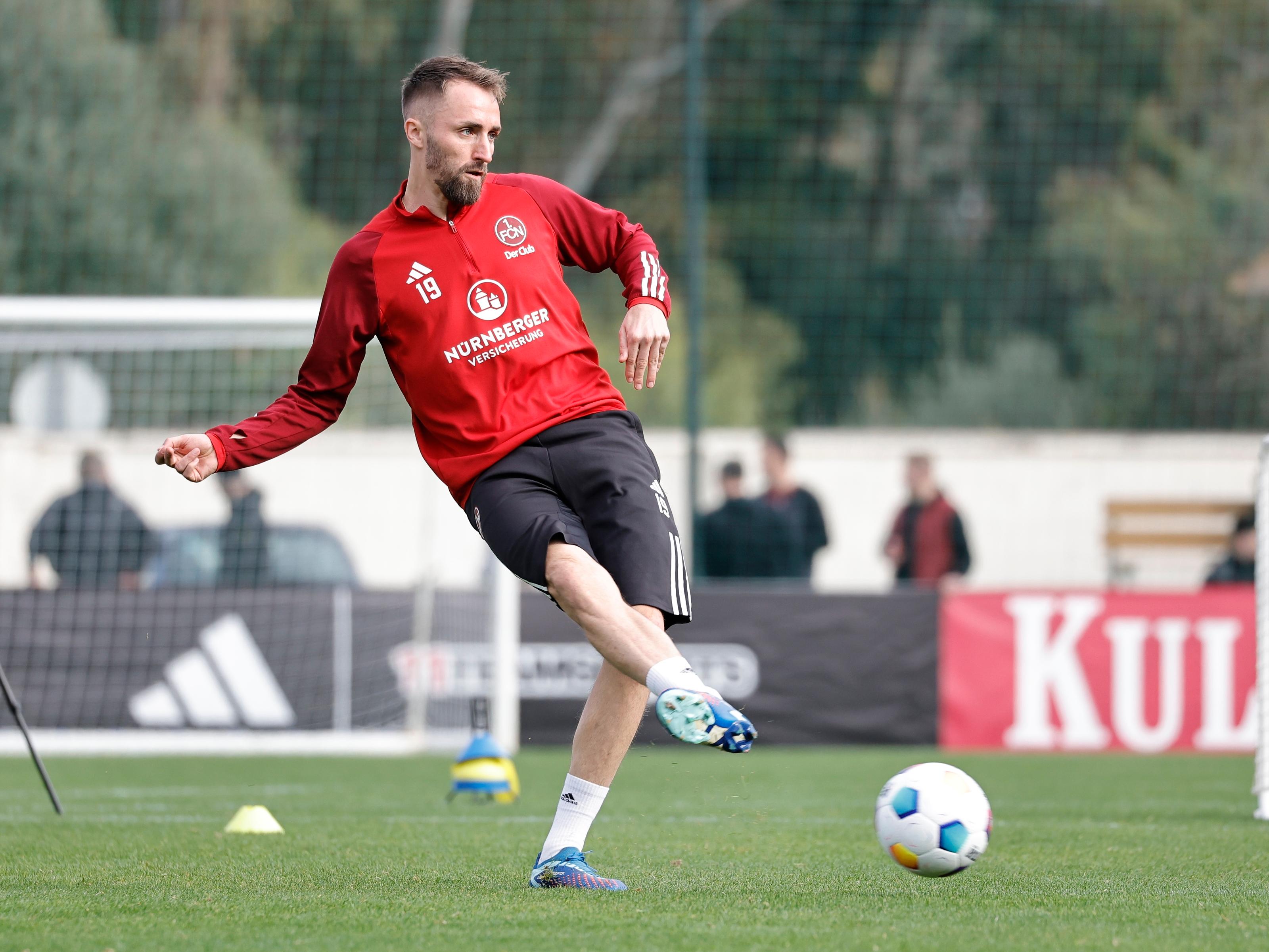 "Ich tippe auf die San Francisco 49ers. Die Chiefs sind in der Offense gut, haben aber in der Defense ihre Probleme. Bei den 49ers sind beide Mannschaftsteile stark, weshalb sie das Rennen machen werden."